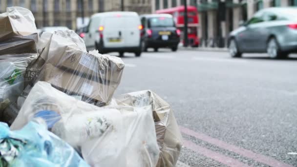 Müll wartet darauf, am Straßenrand abgeholt zu werden — Stockvideo