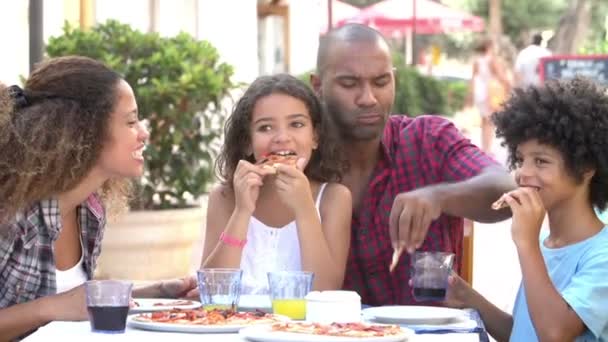 Familia comiendo pizza en el restaurante — Vídeo de stock