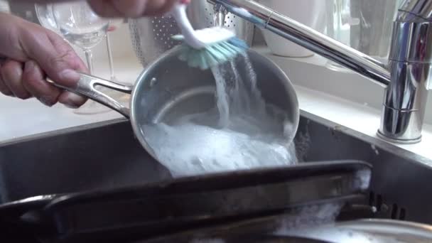 Secuencia de hombre lavando sartenes en fregadero — Vídeos de Stock