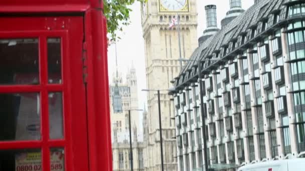 Μπιγκ Μπεν με κόκκινο Τηλεφωνικό κιβώτιο σε πρώτο πλάνο — Αρχείο Βίντεο