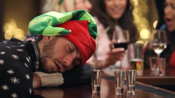 Man die doorgegeven bar tijdens Kerstmis — Stockvideo