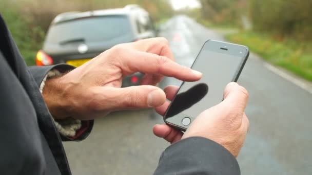 Fahrer bricht zusammen und ruft Rettungsdienst — Stockvideo