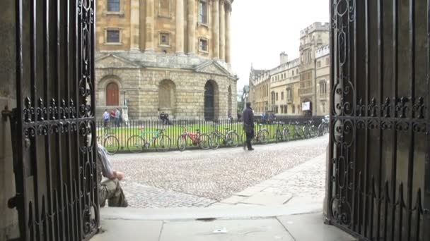 Sierlijke Gate aan de Oxford Radcliffe Camera — Stockvideo