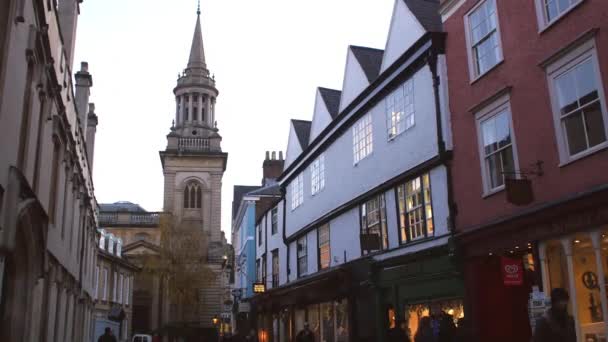 Außenseite von Geschäften und Kirche in Oxford City — Stockvideo