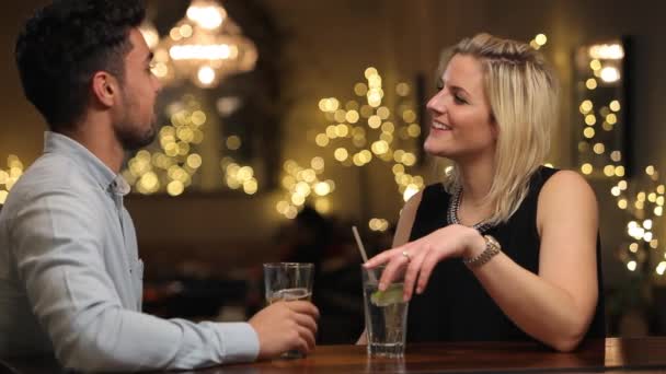 Couple sur la date profiter des boissons du soir — Video