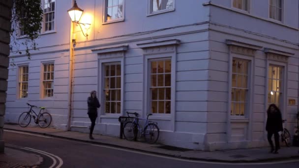 Vista a lo largo de la calle en Oxford City Centre — Vídeo de stock