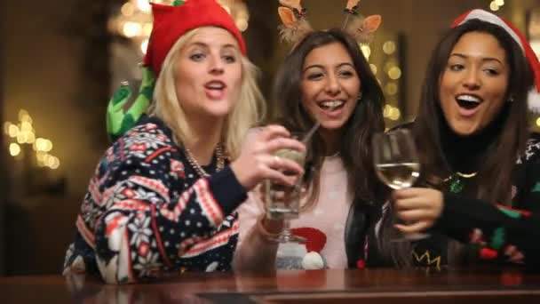 Vrienden genieten van Kerstmis drankjes In Bar — Stockvideo