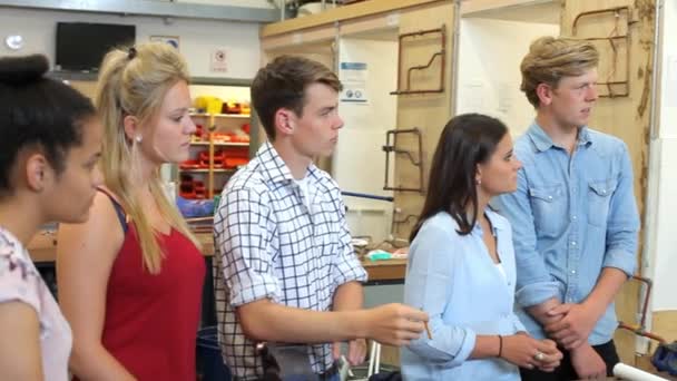 Lehrer hilft College-Studenten beim Klempner-Studium — Stockvideo