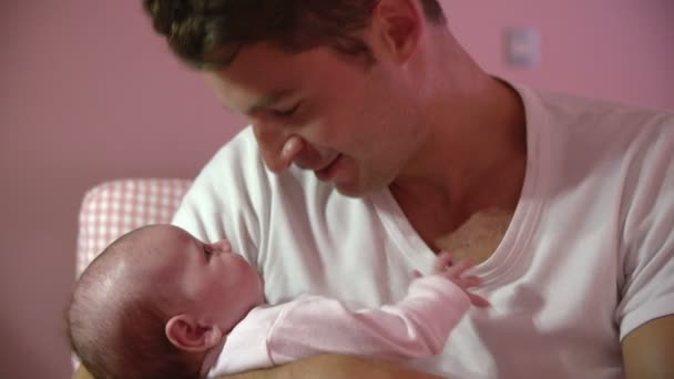 Отец дома обнимает новорожденного ребенка — стоковое видео