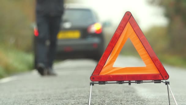 Driver quebrado para baixo chamando serviço de recuperação — Vídeo de Stock