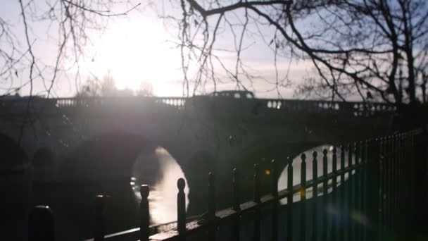Silhouet van verkeer kruising brug Over rivier — Stockvideo