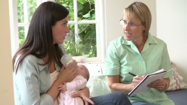 Madre con bebé reunión con la salud Visitante — Vídeos de Stock