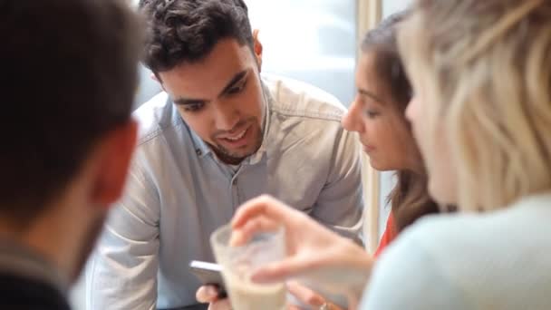 Gruppe von Freunden im Café schaut auf Handy — Stockvideo