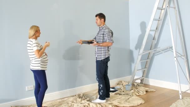 Pareja decoración guardería para la llegada — Vídeo de stock