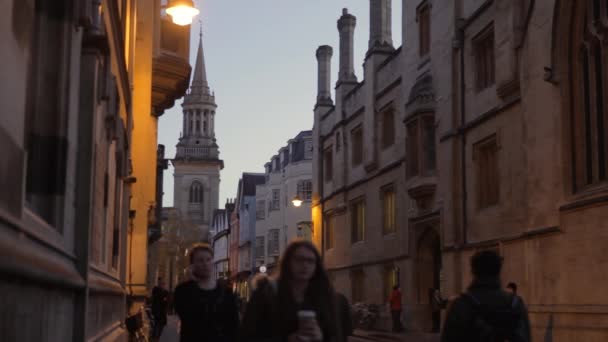 Außenseite von Geschäften und Kirche in Oxford City — Stockvideo