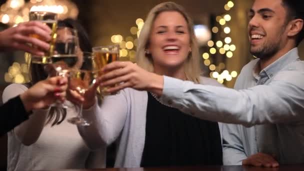Skupina přátel vánoční nápoje vychutnat — Stock video