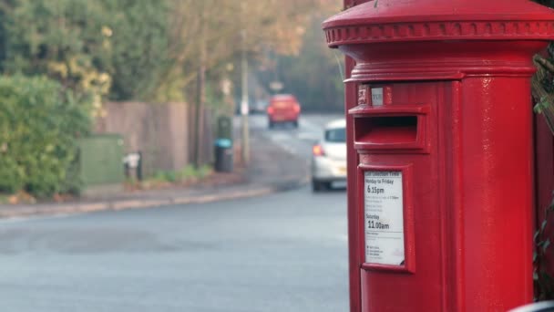 Roter Briefkasten an viel befahrener Straßenkreuzung — Stockvideo