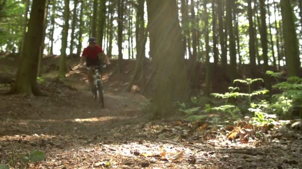 Hombre montando bicicleta de montaña Skidding — Vídeos de Stock