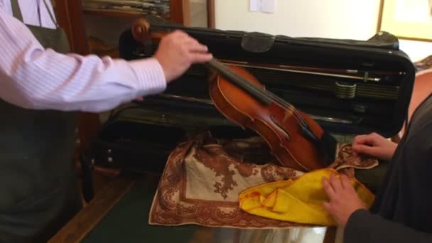 Cliente trazendo violino para comprar para reparação — Vídeo de Stock