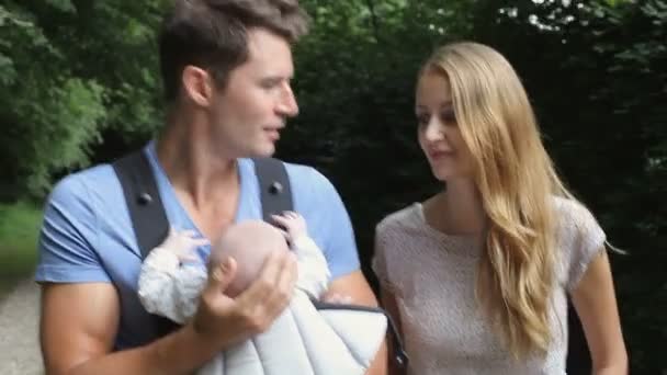 Ouders met Baby In vervoerder op wandeling In platteland — Stockvideo