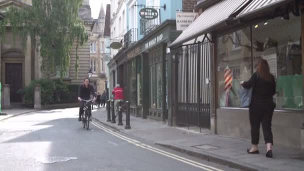 Dükkan ve kilise Oxford şehir merkezinde dış — Stok video
