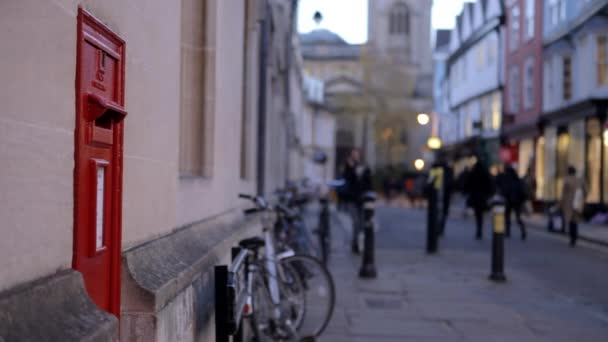 Straße in Oxford in der Abenddämmerung mit Briefkasten — Stockvideo