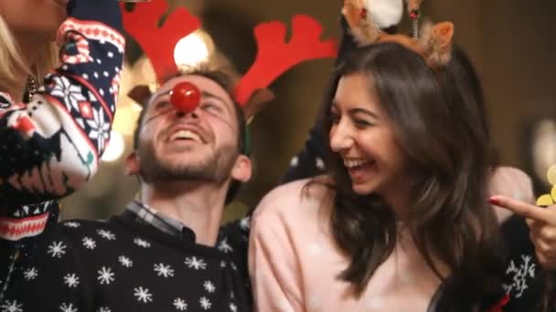 Groep vrienden genieten van drankjes Kerstmis — Stockvideo