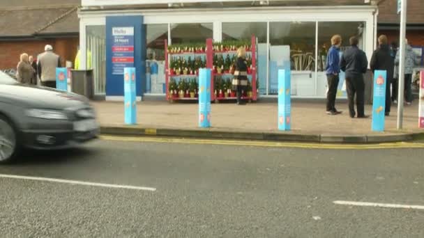 Tesco szupermarket bejárattal a külső nézet — Stock videók