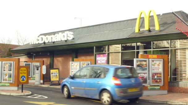 Vista exterior del restaurante McDonald 's Drive-Through — Vídeo de stock