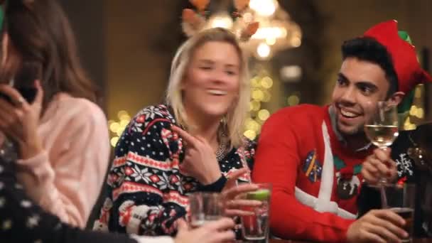 カップルはキスで友人を楽しむクリスマス ドリンクをバー — ストック動画