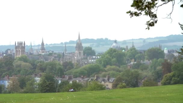 Panoramiczny widok na panoramę miasta Oxford i dachy — Wideo stockowe