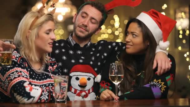 Dronken Man intimiderend vrouwen met Kerstmis — Stockvideo