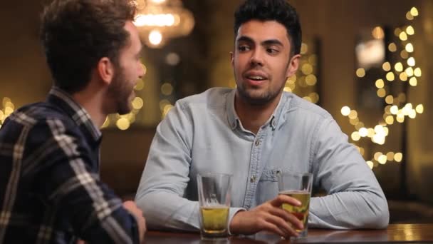 Dos amigos masculinos disfrutando de las bebidas de la noche — Vídeo de stock
