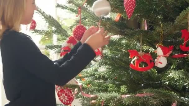 装饰圣诞树的女孩 — 图库视频影像