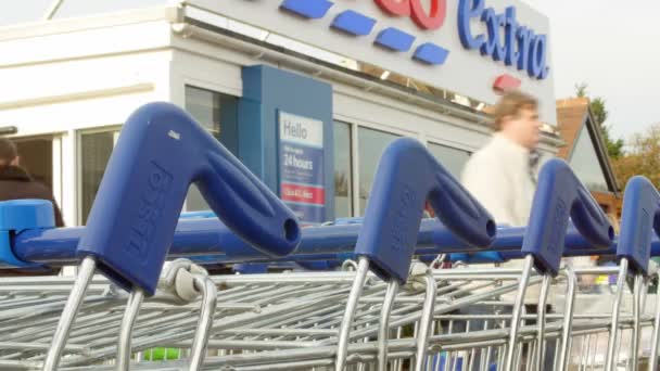 Торговые тележки за пределами супермаркета Tesco — стоковое видео