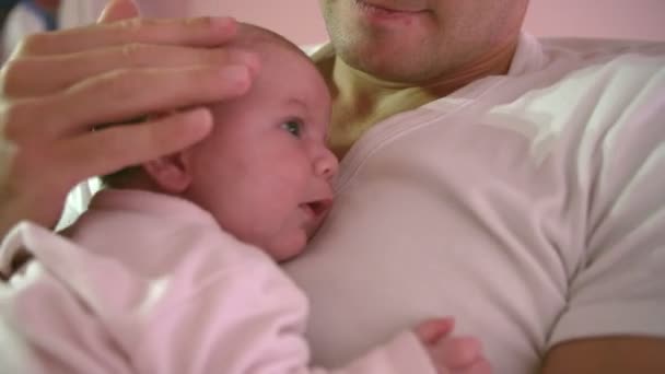 Vater kuschelt Neugeborenes zu Hause — Stockvideo