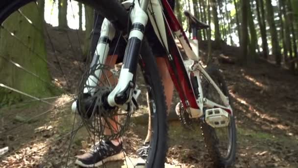 Hombre de pie con bicicleta de montaña — Vídeos de Stock