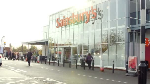 Außenansicht des Supermarkteingangs von Sainsbury — Stockvideo