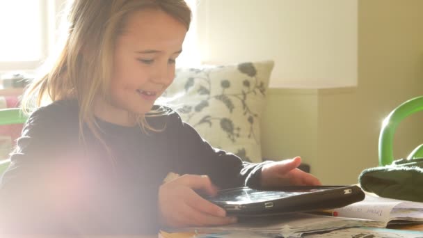 Девушка веселится с планшетом — стоковое видео
