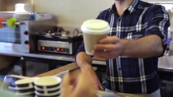 Hombre sirviendo al cliente en la cafetería — Vídeo de stock