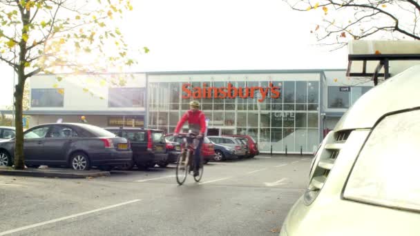 Buitenaanzicht van Sainsbury's supermarkt ingang — Stockvideo