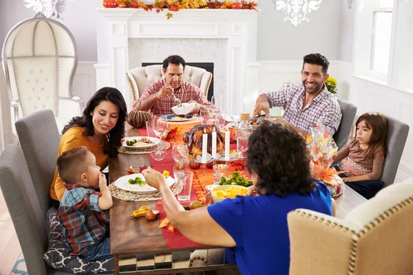 Сім'я насолоджується їжею день подяки за столом — стокове фото