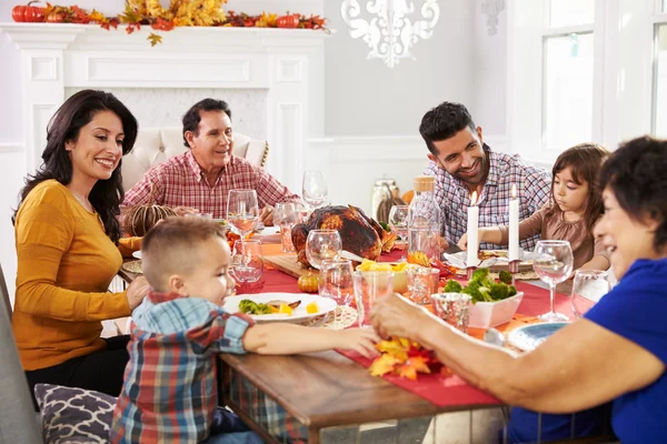 Família desfrutando de refeição de ação de graças na mesa — Fotografia de Stock