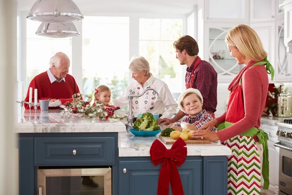 Familjen förbereder jul måltid i köket — Stockfoto