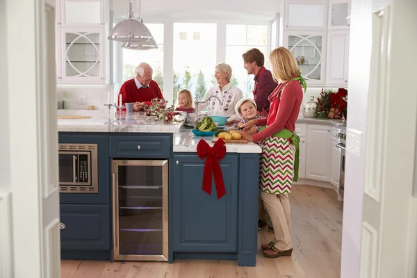 Família preparando a refeição de Natal na cozinha — Fotografia de Stock