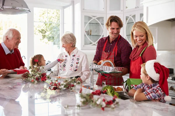 Familia preparando la comida de Navidad en la cocina — Foto de Stock