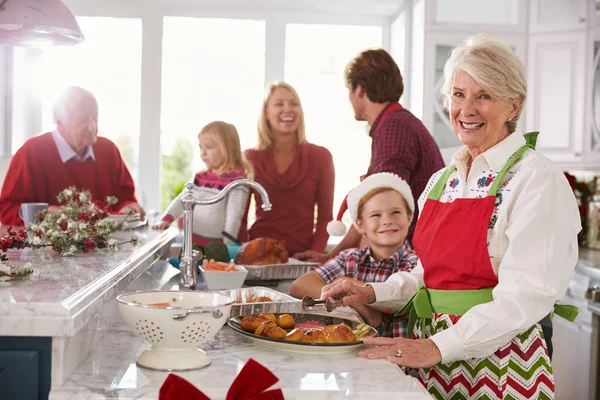 Rodzina przygotowuje świąteczny posiłek w kuchni — Zdjęcie stockowe