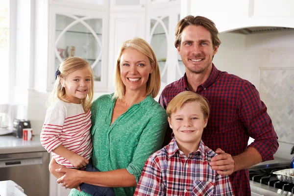 Familia de pie en la cocina moderna — Foto de Stock