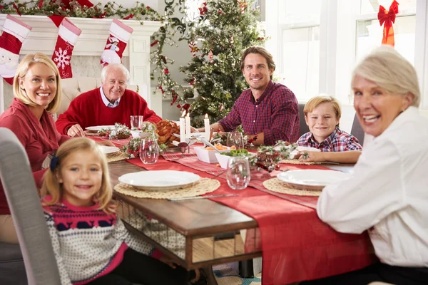 Familia disfrutando de la comida de Navidad — Foto de Stock