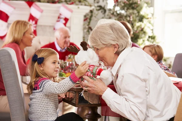 Nieta con la abuela disfrutando de la comida de Navidad —  Fotos de Stock